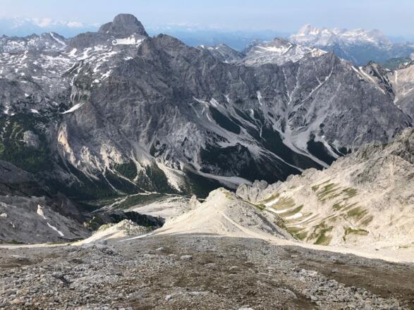 Kiesfeld während des langen Abstiegs ins darunterliegende Wimbachtal.
