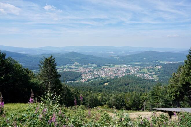 Blick von der Gleitschirmflieger-Rampe nach Bodenmais