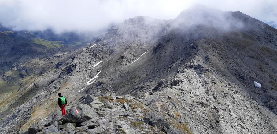 Der Gratverlauf zur Grünbergspitze. Links hinten kann man bereits das Naviser Jöchl erahnen.
