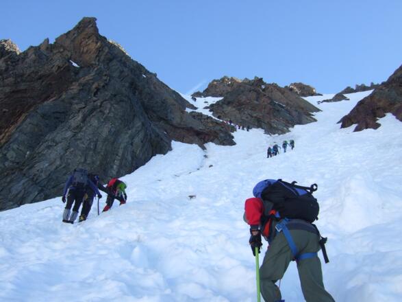 Mitterkarjoch - der Aufstieg führt über die linke Schneerinne oder die Felsen in der Mitte mit Klettersteig.