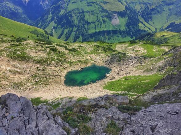 Blick vom Hindelanger Klettersteig auf den Koblatsee und das Koblat