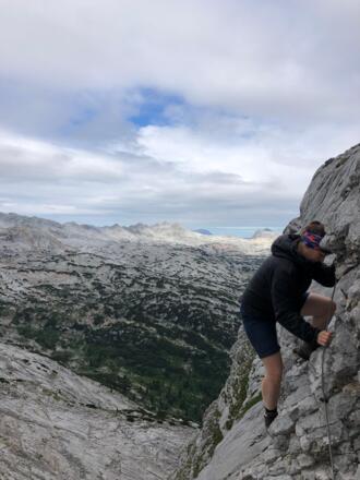 Eine ausnahmsweise stahlseilversicherte Stelle im Aufstieg