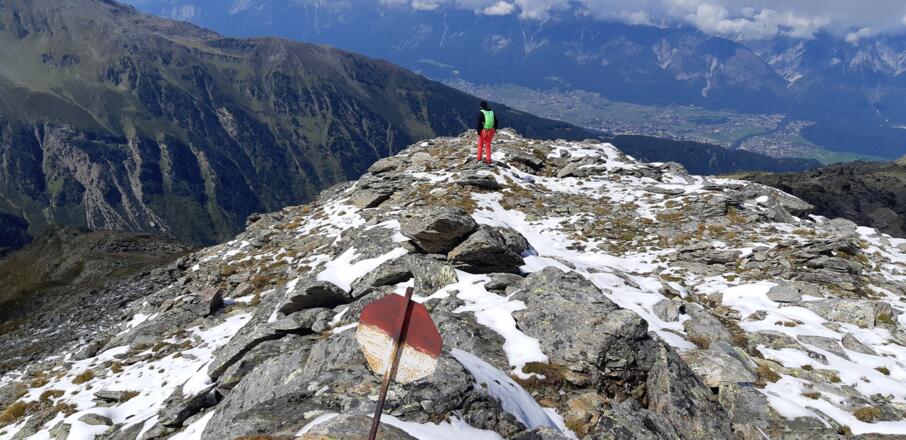 Die Abzweigung - wir bleiben rechts (links sind wir aufgestiegen). Ganz unten das Inntal (Absam, Thaur, Eingang Halltal).