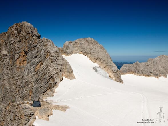 Aussicht auf den Hohen und Niederen Dachstein und die Seethalerhütte im Vordergrund