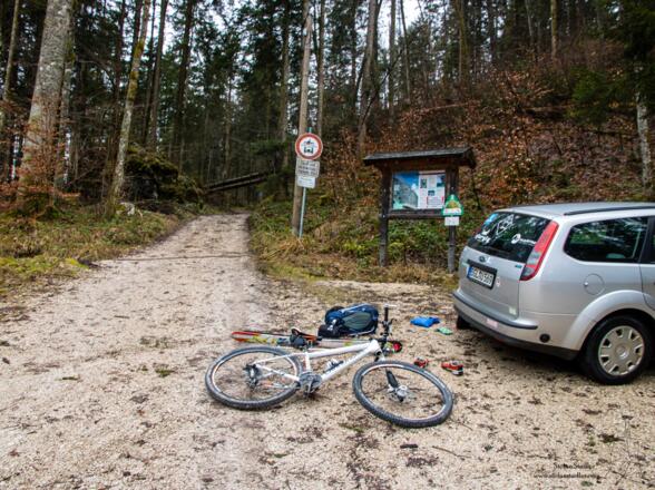 Vom Parkplatz führt eine gute Forststraße aufwärts.
