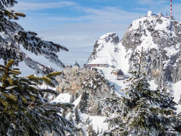 Aussicht kurz unterhalb der Lacherspitz auf das Wendelstein Haus