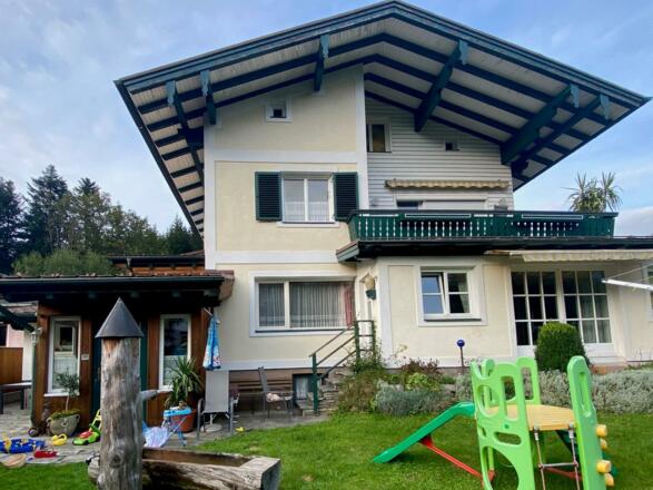 Garten mit Spielsachen