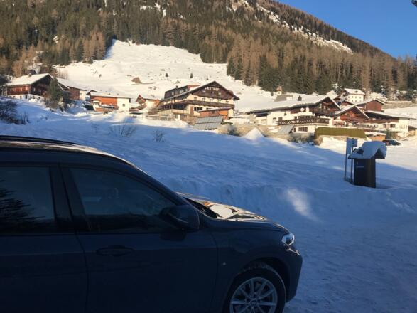 Blick vom kleinen Parkplatz zum Weiler Köfels