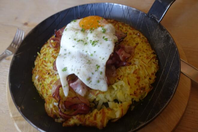 Die köstlichen Rösti mit Speck und Spiegelei laden die Energiereserven wieder auf
