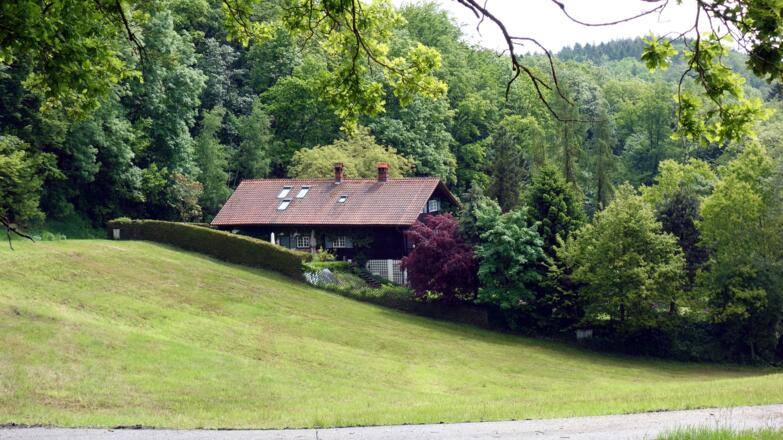 Wegkreuzung 505m mit Forsthaus, hier Südanstieg Pfenningberg.
