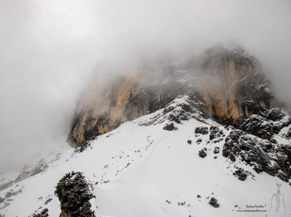 Am Fuße der Südwand, rechts des Kammes ist das Skitourenziel.