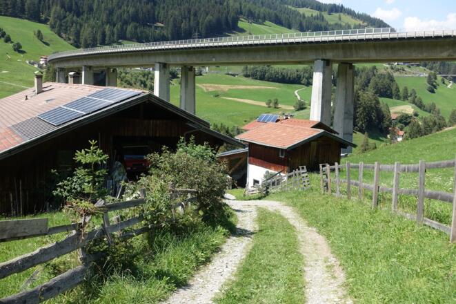 Knapp vor dem Ziel - Durchfahrt durch den Hoachnhof