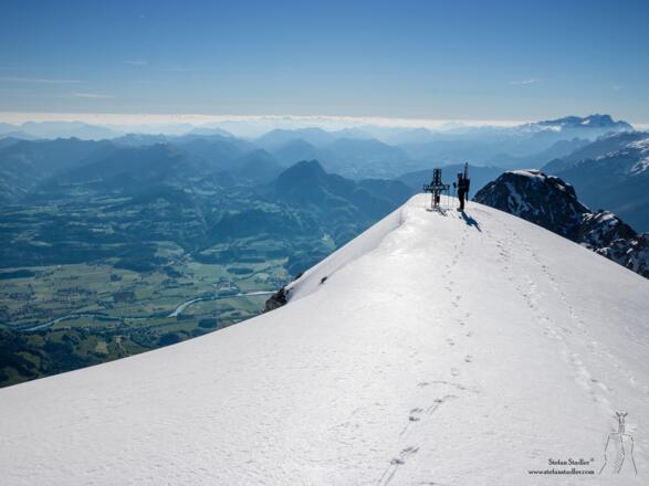 Kuchler Kreuz im Frühjahr: Oben Weiß, unten Grün.