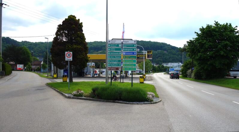 Schräg links Richtung Schloss bzw. Lachstatt