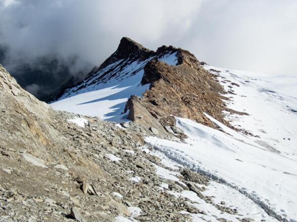 Blick zurück beim Aufstieg auf den Wilden Freiger. Über den zu sehenden Felsgrat verläuft der Weg, der teilweise mit Stahlseilen gesichert ist.