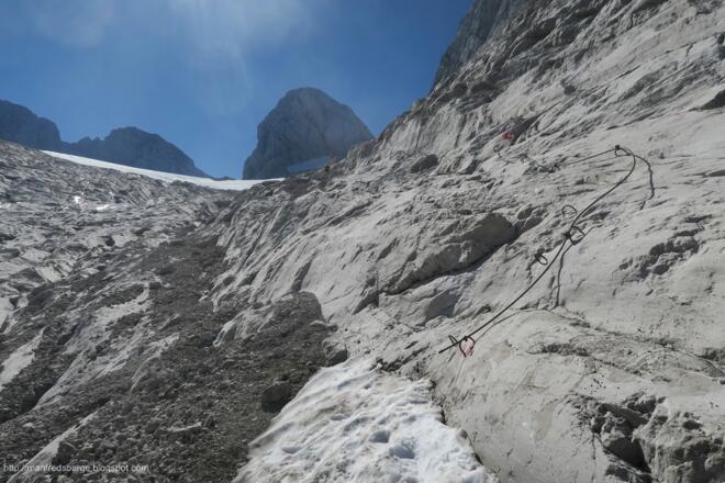 Einige Schneefelder gibt es auch noch und kleine Felsstufen werden mit Hilfe von Sicherungen entschärft