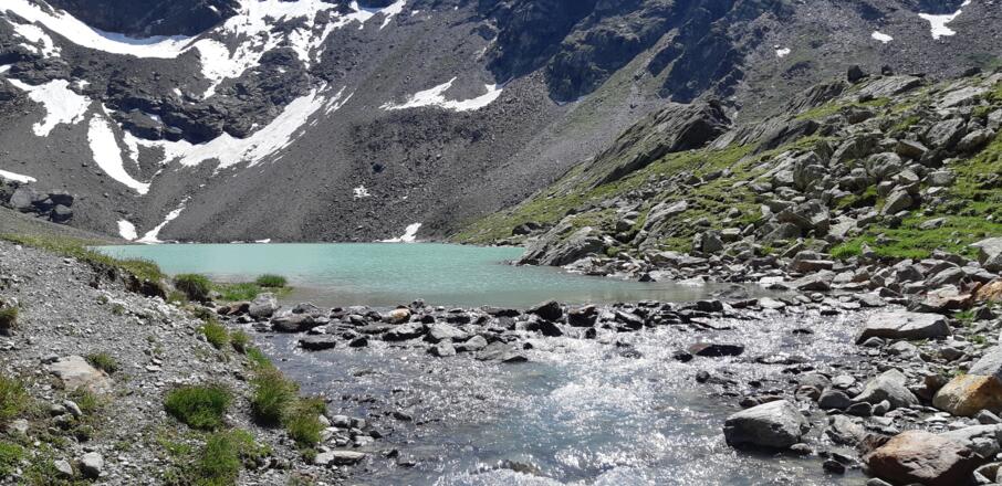 Aus dem See entspringt der Grastalbach.