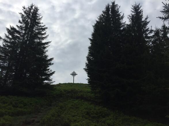 Das Gipfelkreuz des Sonnenkopfes in Sichtweite