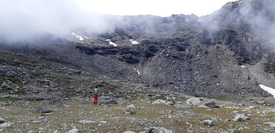 Flachstück beim Aufstieg zum Kamm. Am Felsriegel knapp links vorbei führt der Weg.