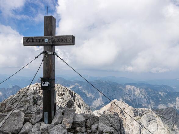 Das einfache, aber dennoch schöne Gipfelkreuz auf dem Hochkalter.
