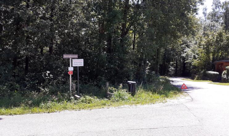 Hier links, rote MTB Tafeln beachten.