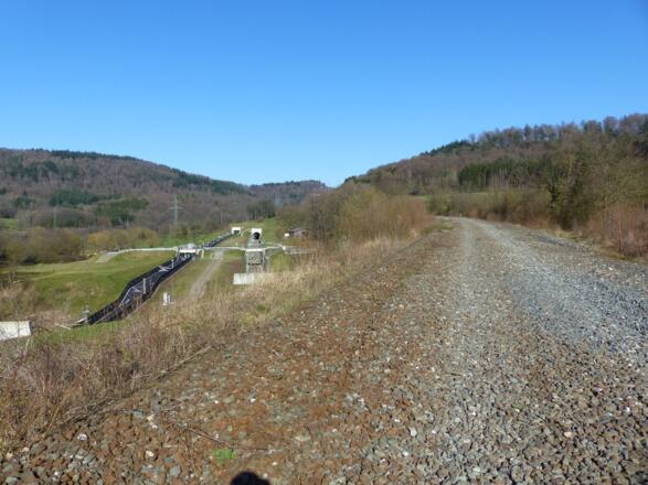Trasse der Spessartrampe mit Neubaustrecke daneben im Spessart