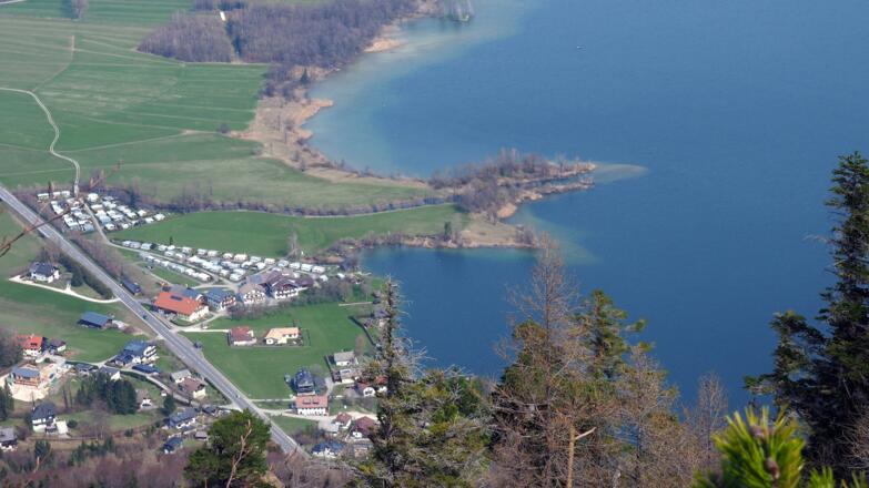 Tiefblick vom Almkogel 1030m zum Mondsee (St.Lorenz).