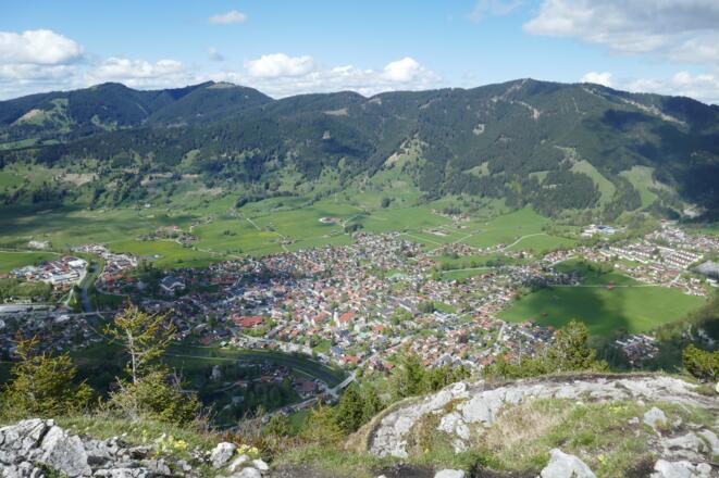 Eindrucksvoller Tiefblick vom Kofel auf Oberammergau