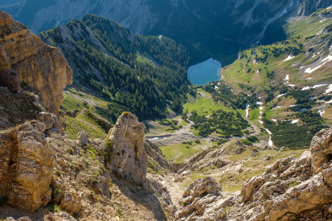 Aus dem Soiernkessel blitzen die Soiernseen empor