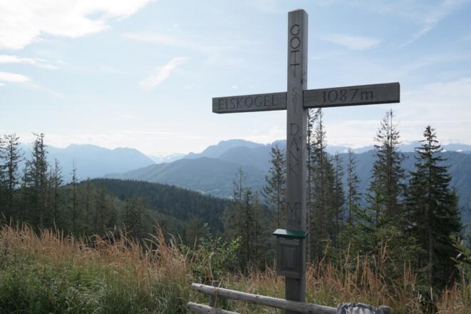 Das Gipfelkreuz am Eiskogel (1.087 m) mit wunderbarer Aussicht in Sengsengebirge und ins Tote Gebirge.