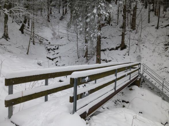 Schneehöhenanzeiger an einer Brücke