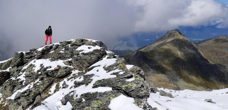 ... wird der Grat ausgeprägter. Rechts der Gratverlauf zum Haneburger und weiter zum Largoz.