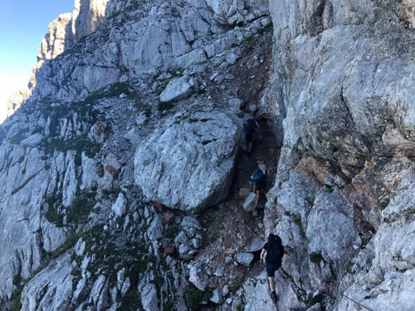 Eine Kletterstelle mit vielen losen Steinen am Saalfelder Höhenweg