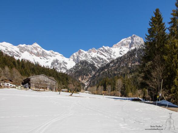 Nach wenigen Minuten eröffnet sich das gesamte Panorama - Schönfeldspitze, Buchauer Scharte, Selbhorn.
