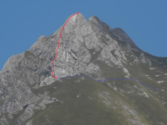 Aggenstein SW-Kante (rot) und Zustieg (blau), Blick von Grän