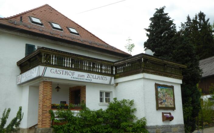 vorbei am "Alten Zollhaus"