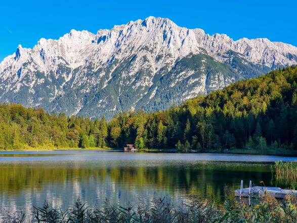 Am Lautersee mit Blick auf das Karwendelgebirge