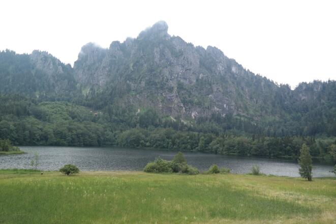 Der idyllische Laudachsee (890 m) mit dem Katzenstein im Hintergrund.