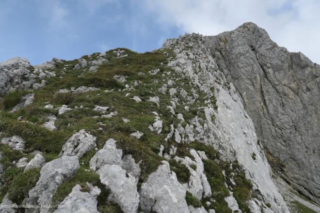 Am Ende des Grasbandes fängt der Grat an. Und er ist breit