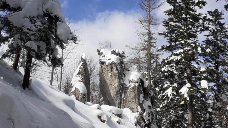 Markante Gratgipfel um 1050m