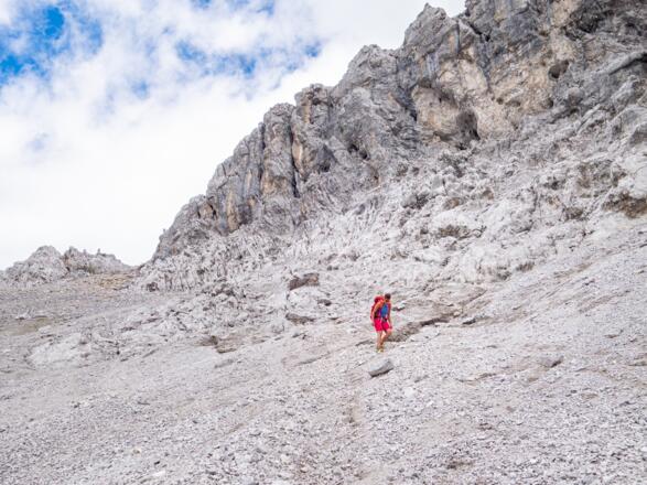 Beim Abstieg durch das Geröll im Rachen wären sicherlich auch Stöcke hilfreich.
