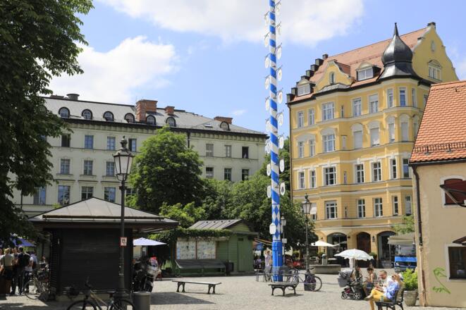(2) Wiener Platz: Der kleinerste ständige Markt Münchens, mit pittoresken Markthäuschen, Maibaum, Biergarten und schönen Läden ringsrum.
