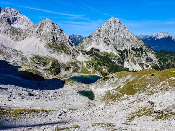 Blick auf den Drachensee mit Ehrwalder Sonnenspitze (rechts) und Vorderem Drachenkopf (halb links)