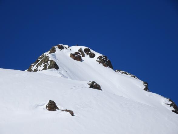 Das Gipfelkreuz der Heidelbergerspitze versucht sich zu verstecken