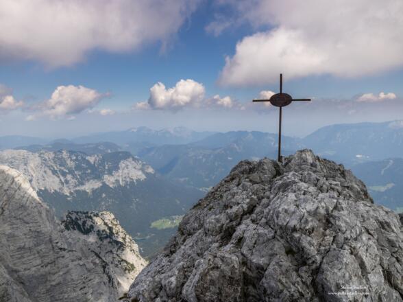 Gipfelkreuz der Blaueisspitze hoch über dem Berchtesgadener Talkessel.