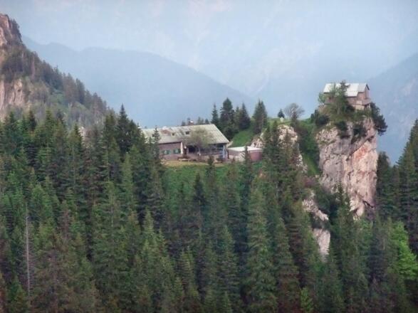 Blick aus Westen, August-Schuster-Haus in der Bildmitte