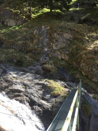 nach der Brücke geht es steil und teils versichert nach oben aus dem Tobel heraus