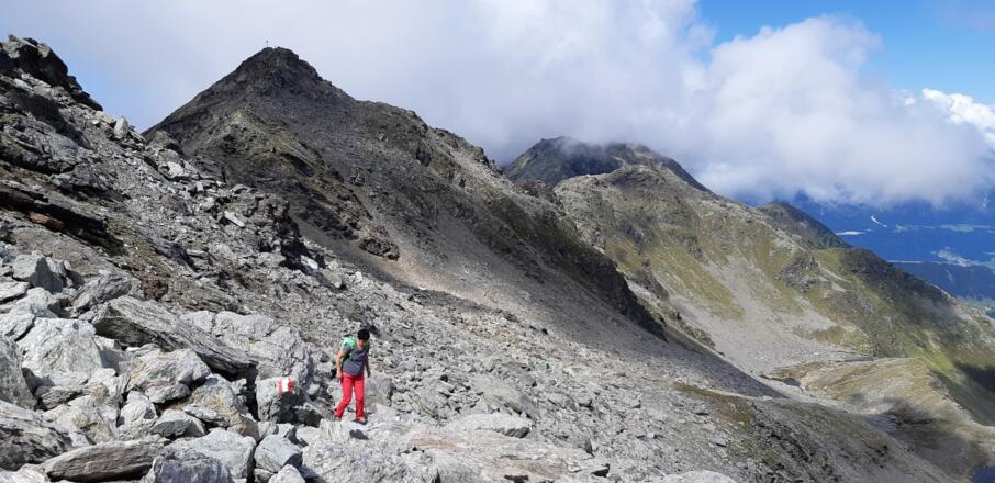 Kurz unterhalb des Kammes, hinten die Kreuzspitze und der Grat Richtung Glungezer.