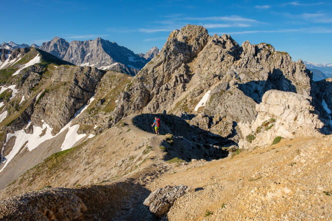 Die Runde um den Soiernkessel führt mitunter auf der Kammschneide entlang