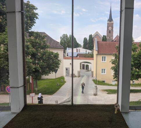 Blick aus dem Glasbau auf die Altstadt